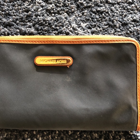 Nylon navy and tan Michael Kors wallet - Picture 2 of 4